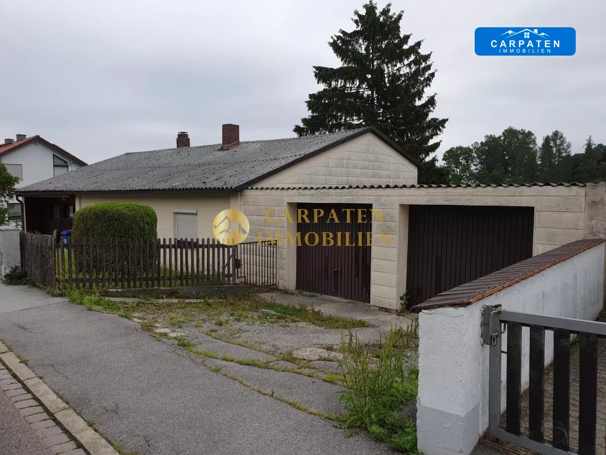 Altbestand mit Doppelgaragen