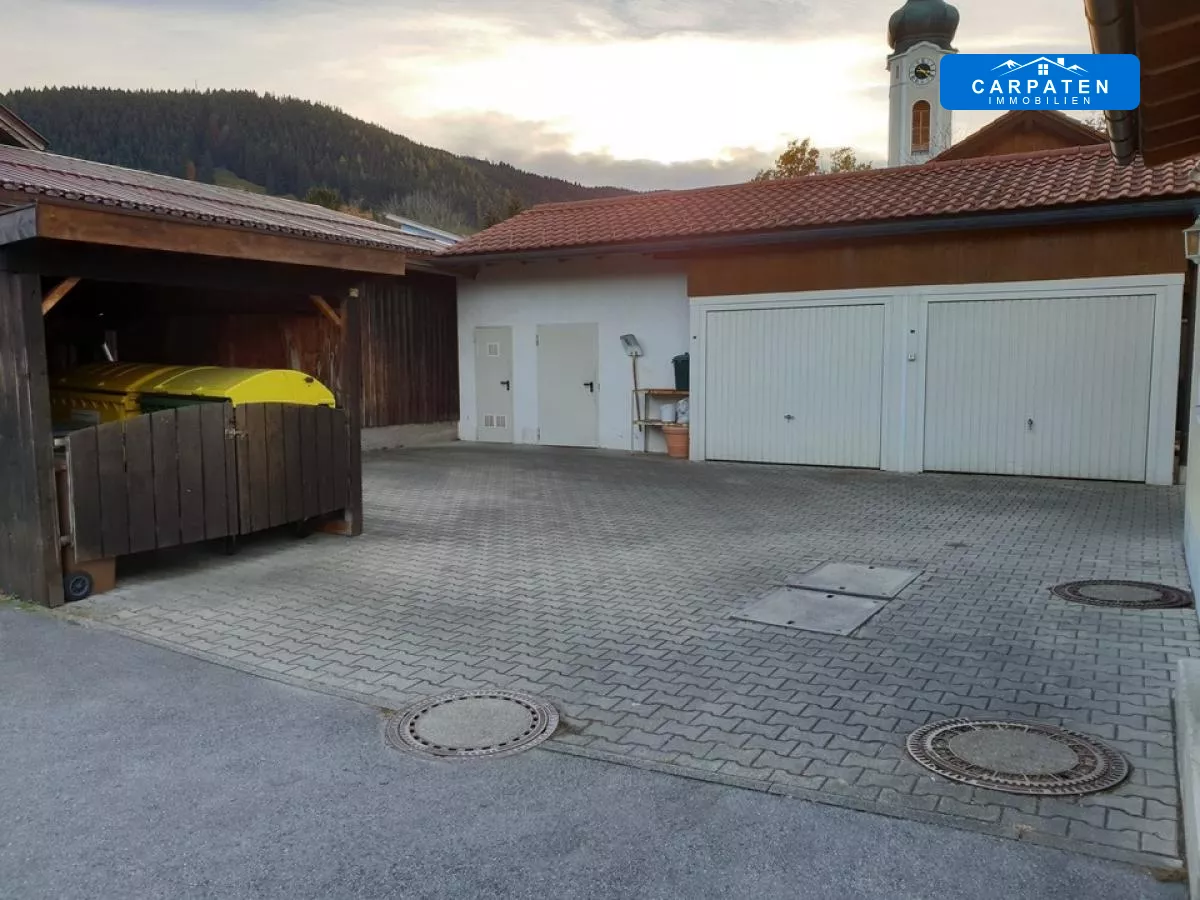 Nebengebäude mit Garagen