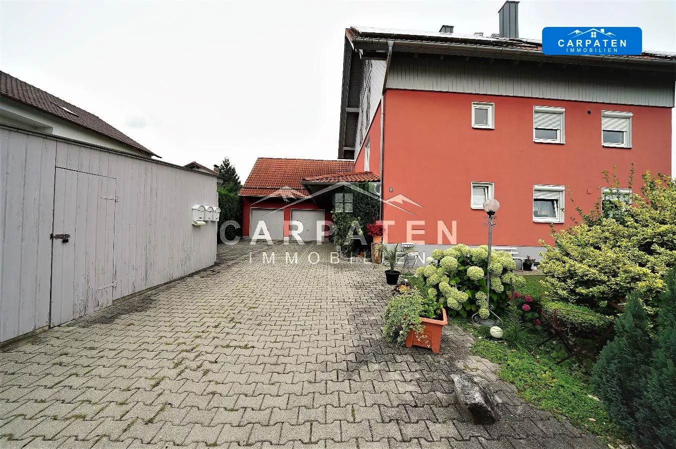 Ansicht Haus und Garagen