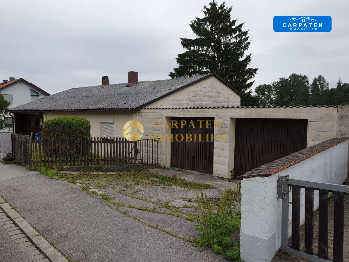 Altbestand mit Doppelgaragen