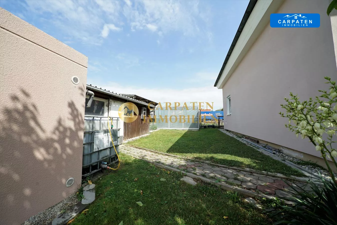 Gerätehaus und Gewächshaus