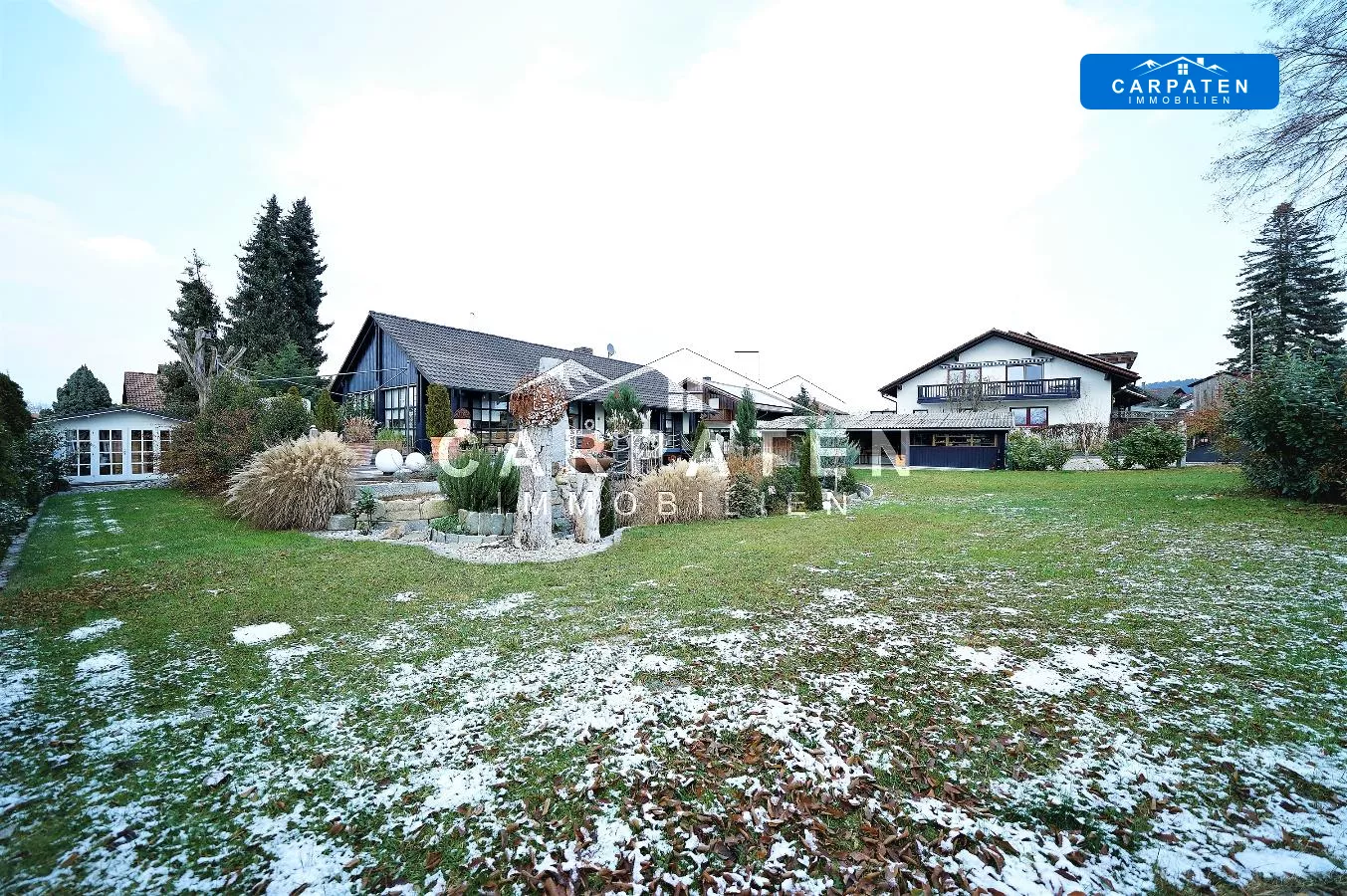 Ansicht Garten mit Nebengebäuden