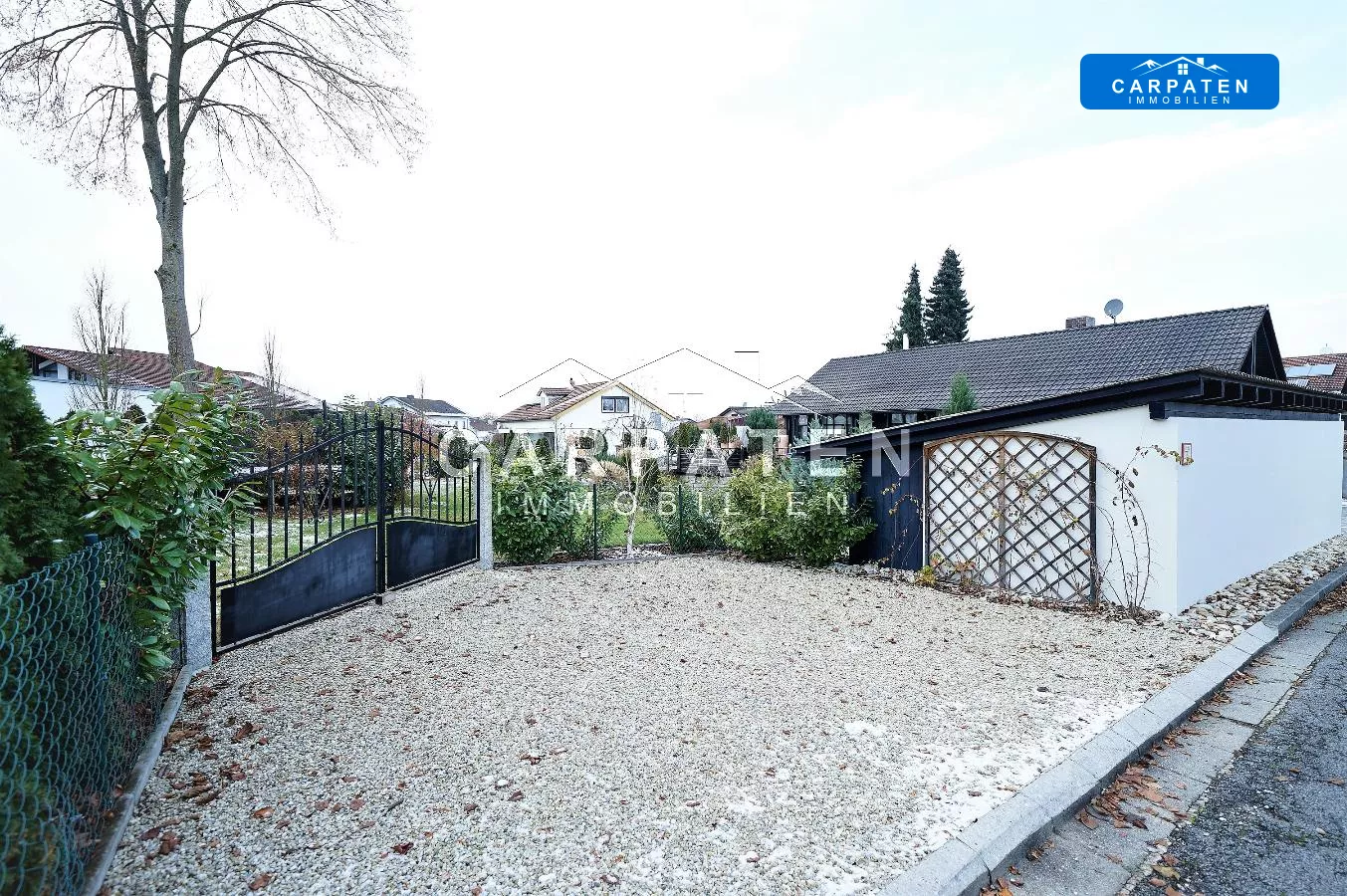 Stellplätze hinter dem Haus