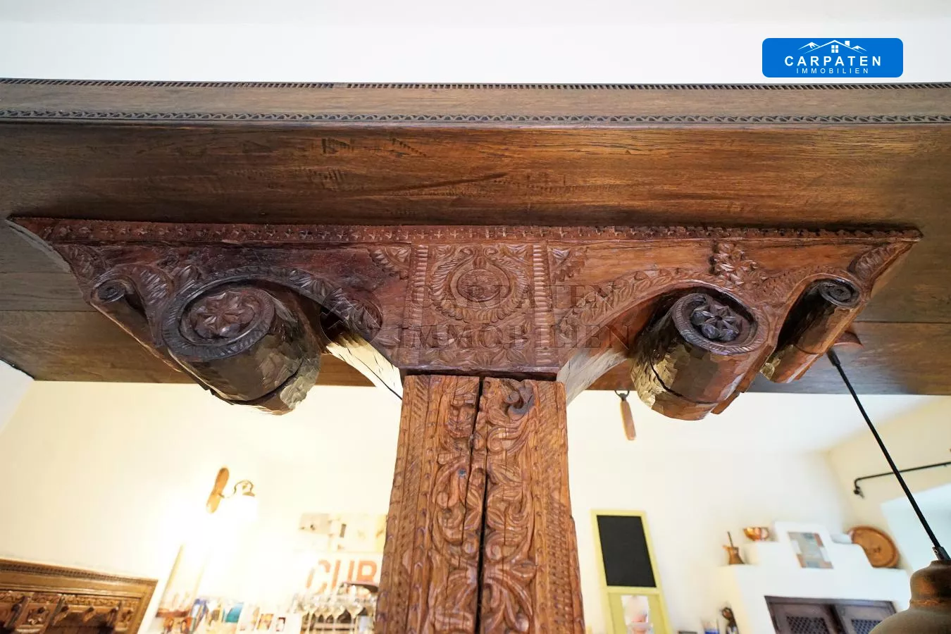 Holzbalken Skulptur Küche EG