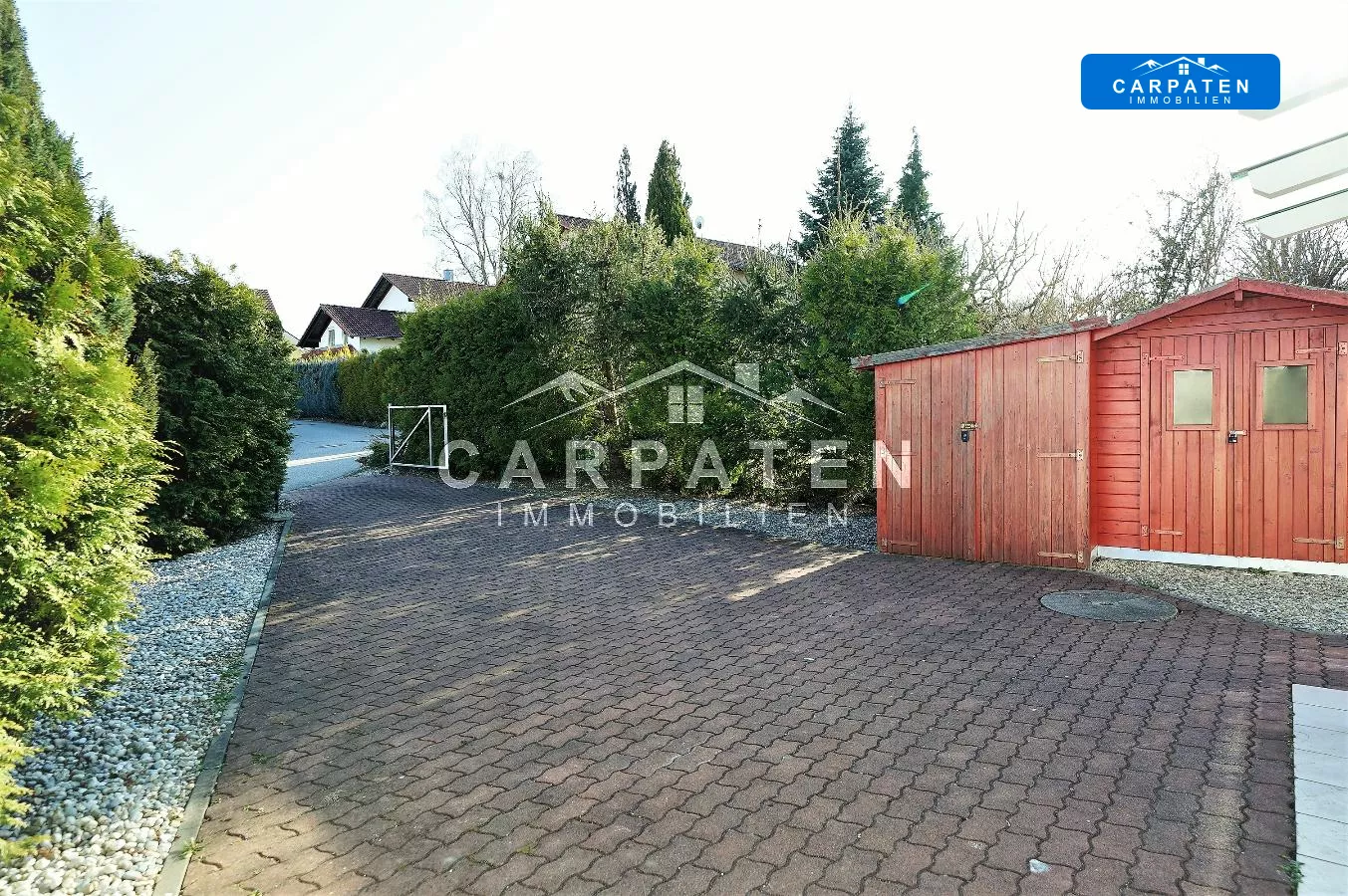 Zufahrt mit Gerätehaus