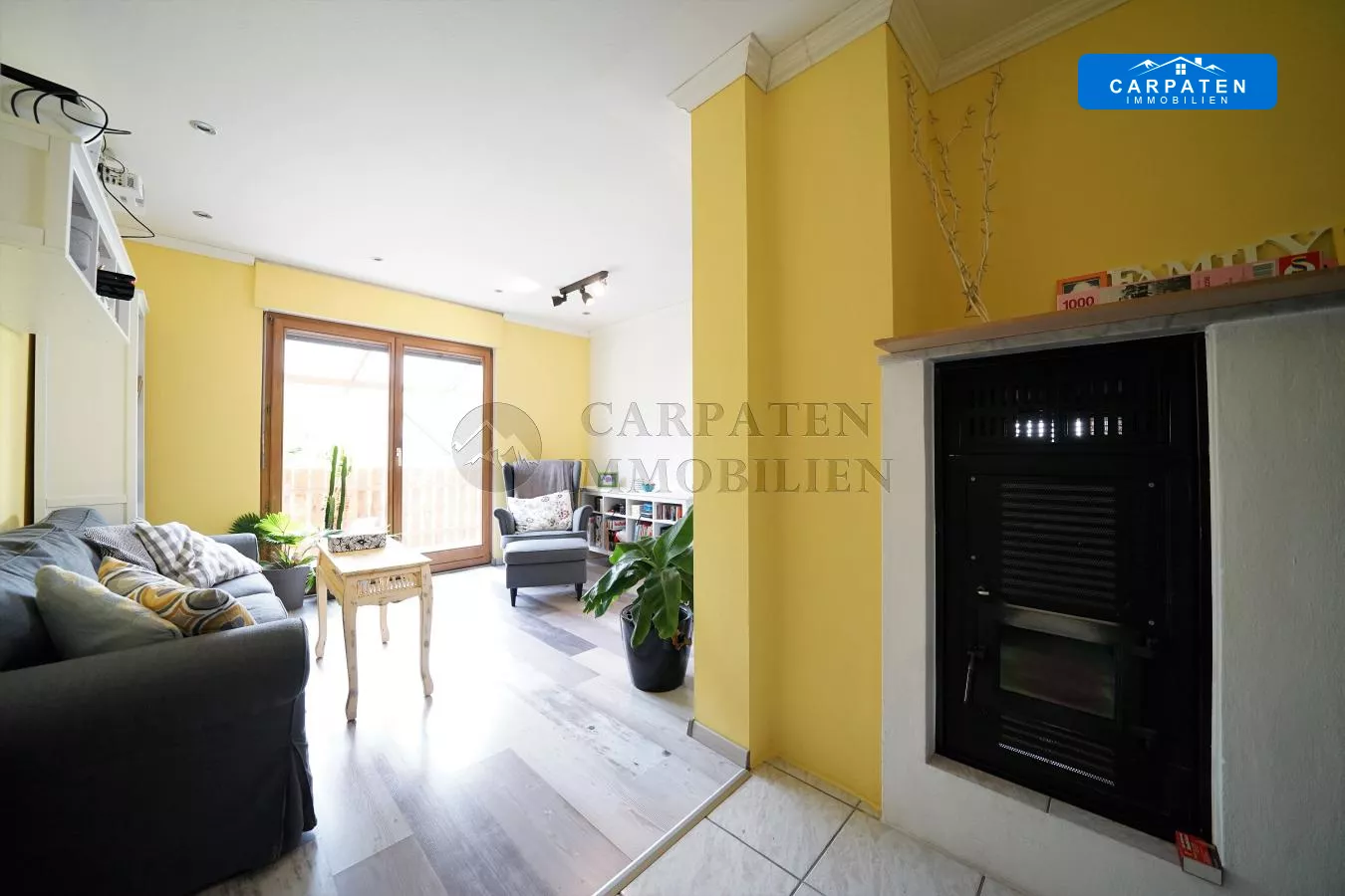 Eingangsbereich mit Kamin Whg