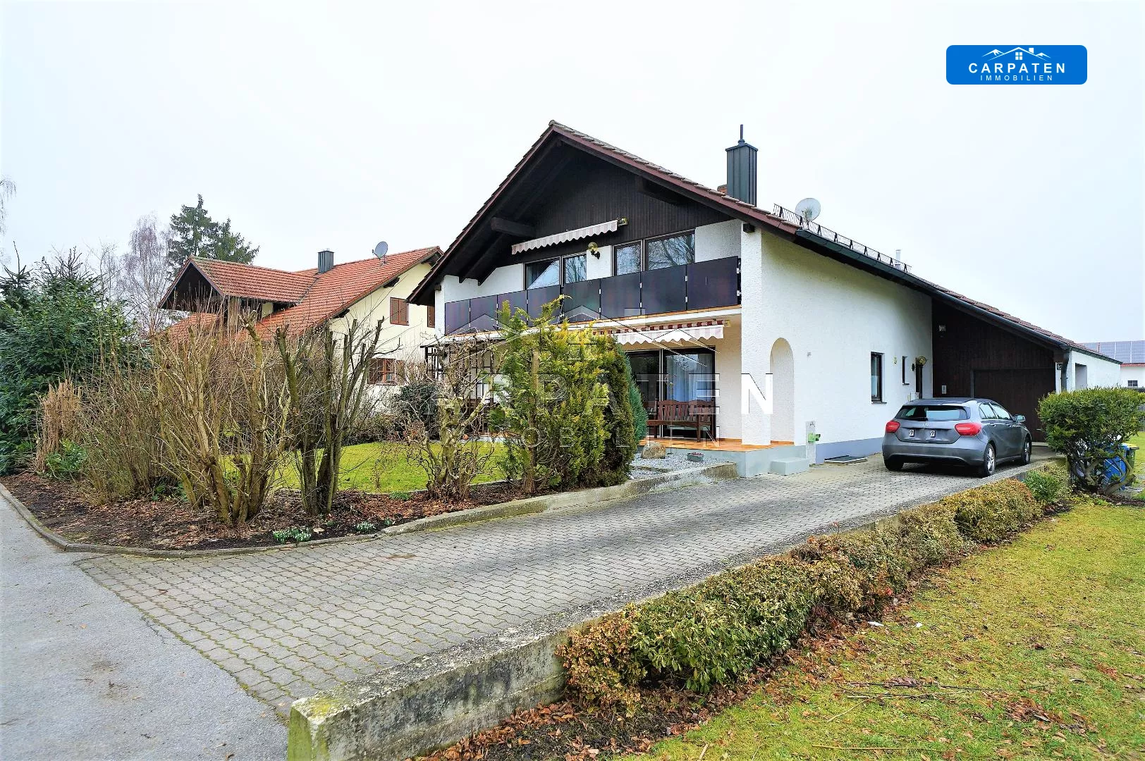 Ansicht Haus und Einfahrt