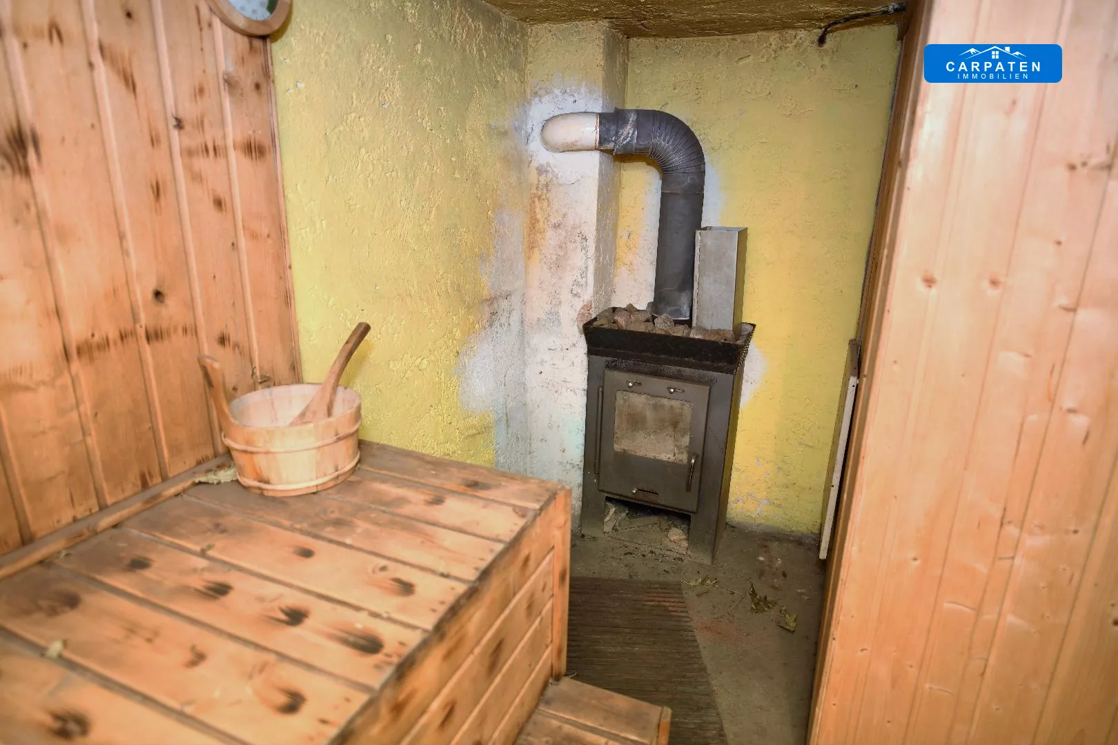 Holzsauna mit Ofen UG