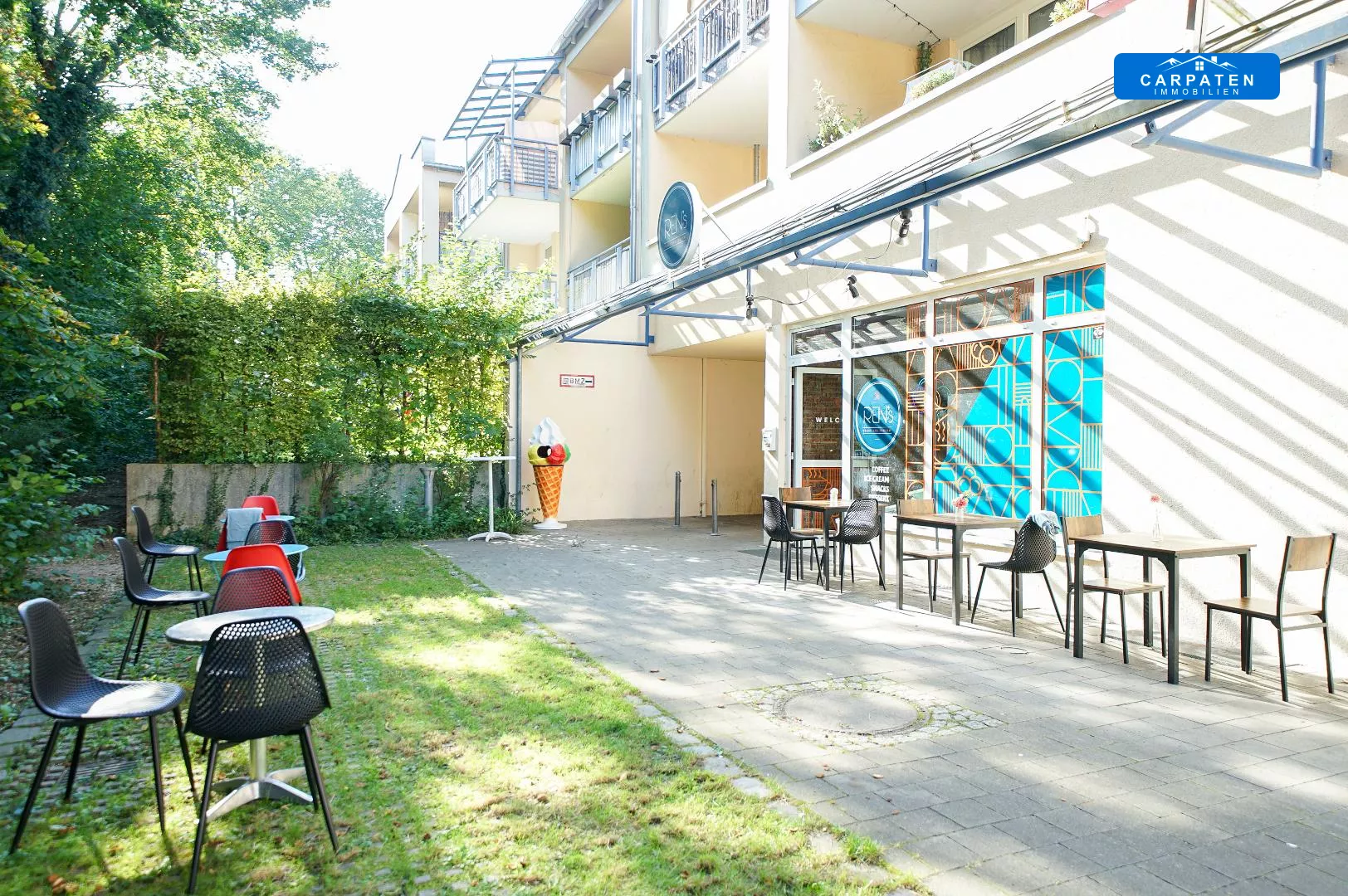 Außenansicht mit Terrasse