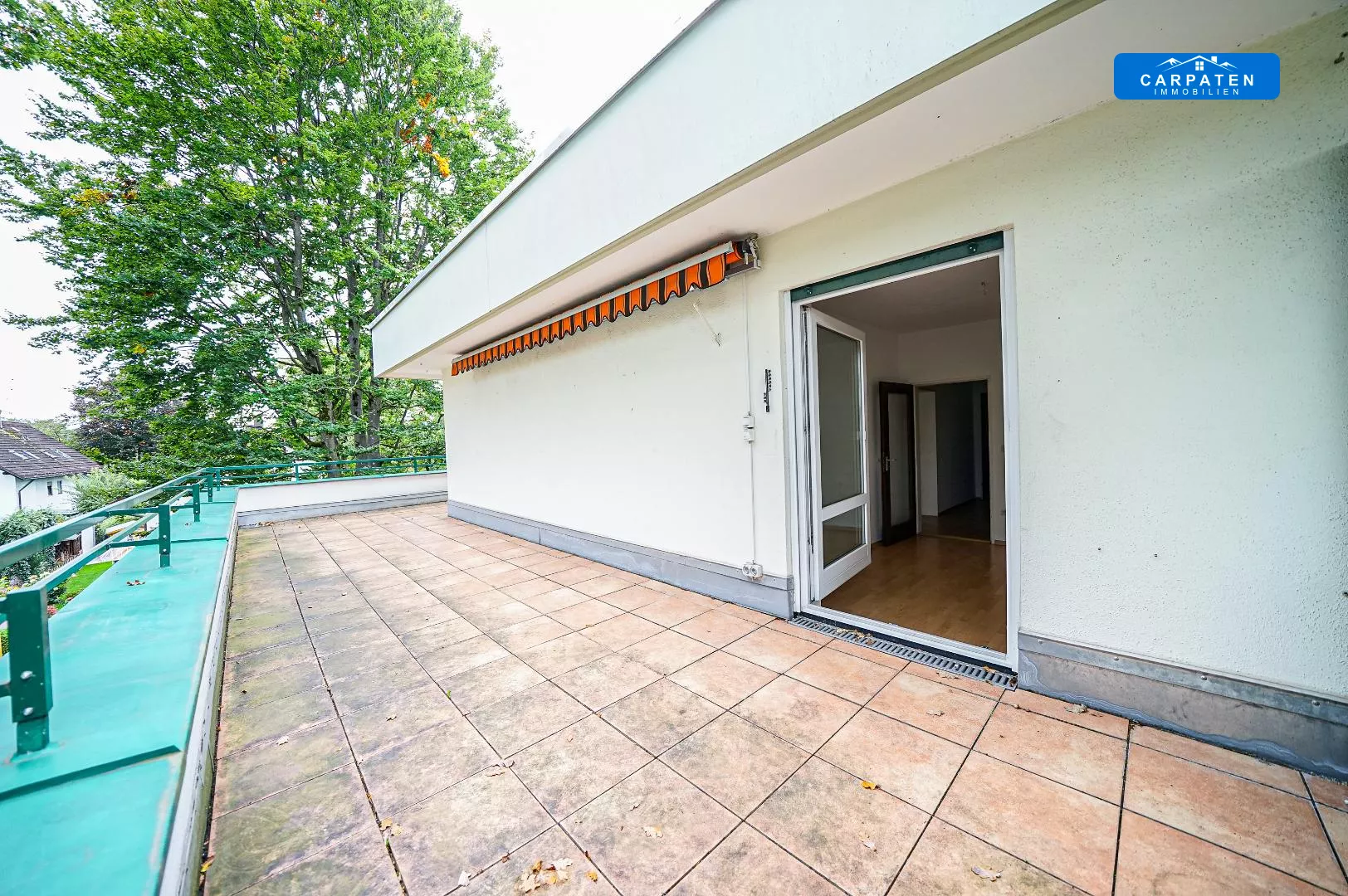 Terrasse mit Zugang von Küche