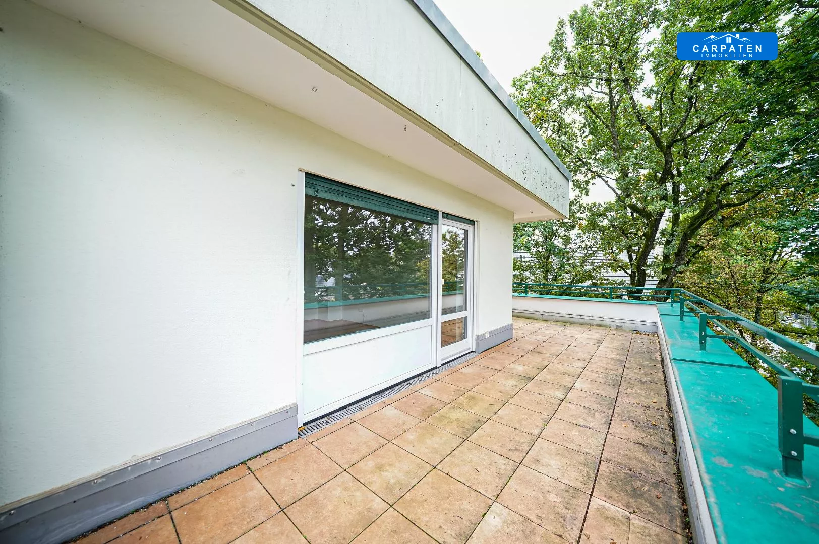 Terrasse mit Zugang von Wohn-Schlafzimmer