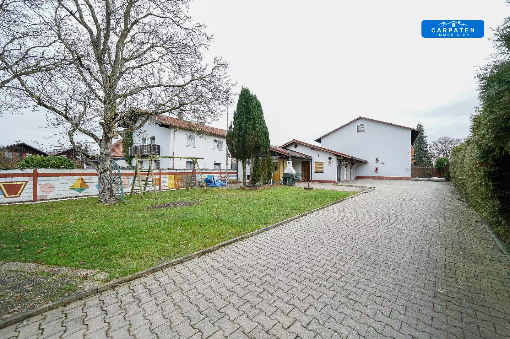 Einfahrt & Außenanlage