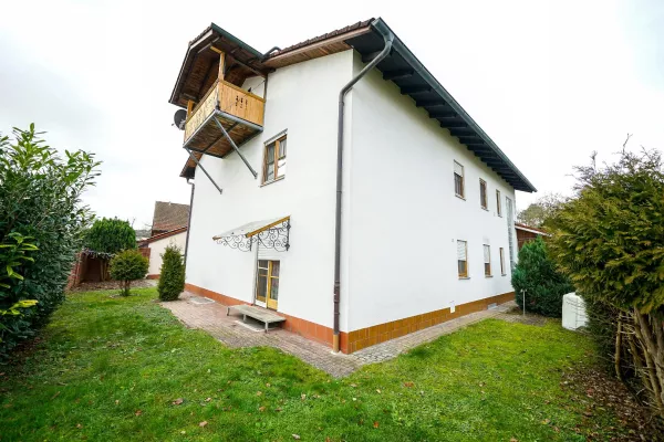 Attraktives Zweifamilienhaus mit Garten & Garagen in 84518 Garching a.d. Alz