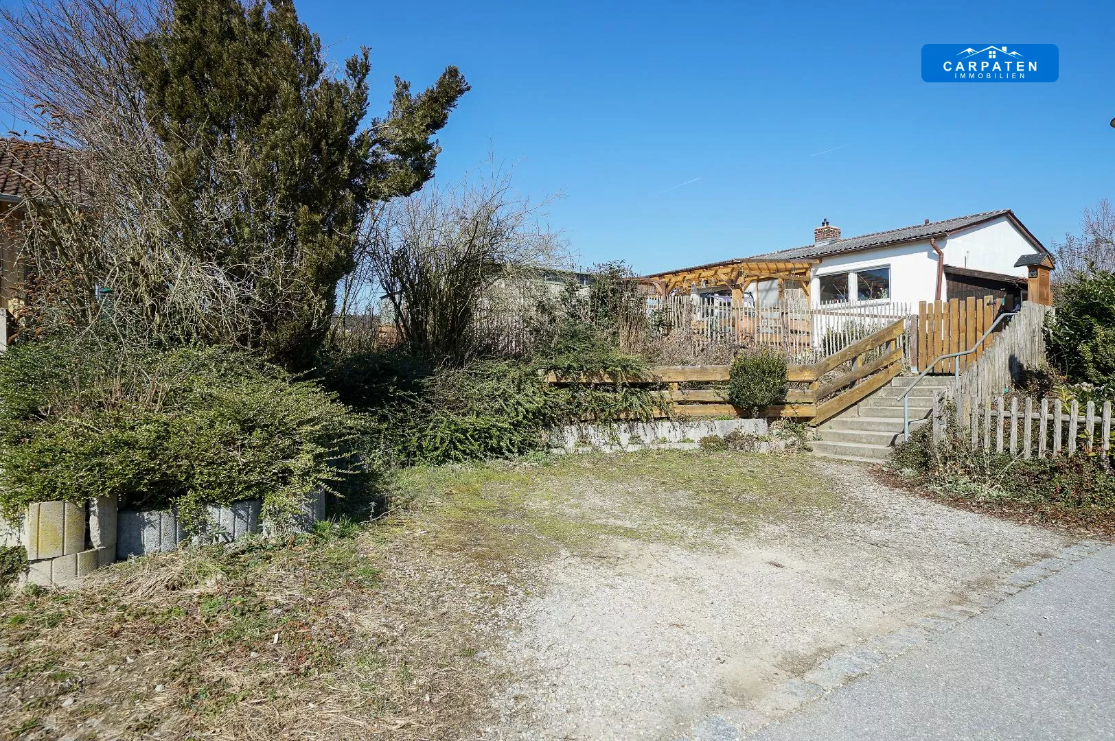 Hausansicht mit Stellplätzen