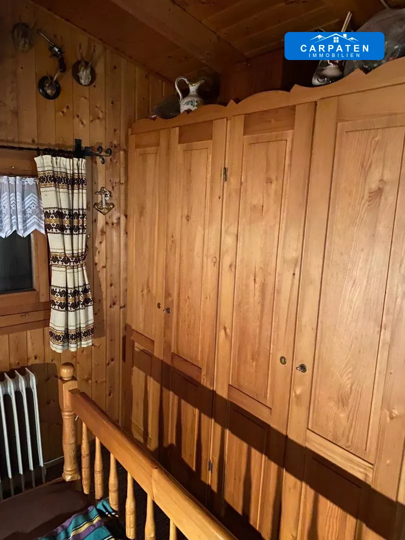 Rustikales Schlafzimmer mit Holzvertäfelung