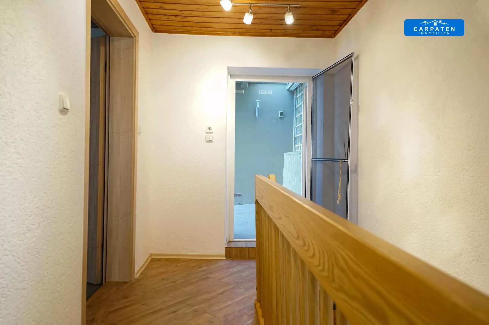 Flur mit Zugang Terrasse OG