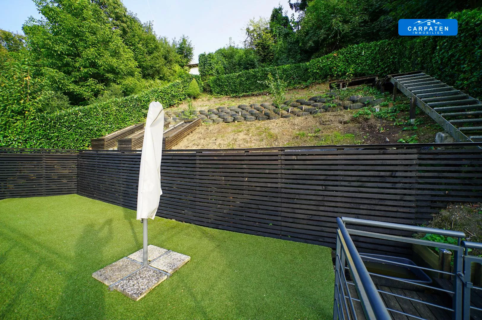 Mehr-Ebenen-Garten mit Sitzfläche