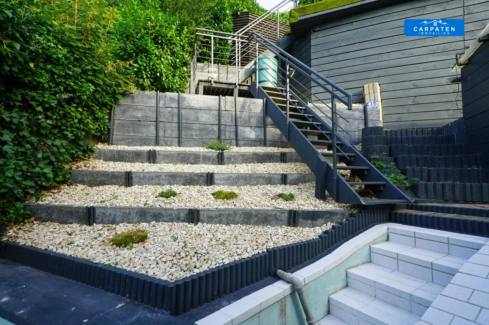 moderner Hanggarten mit Steinelementen