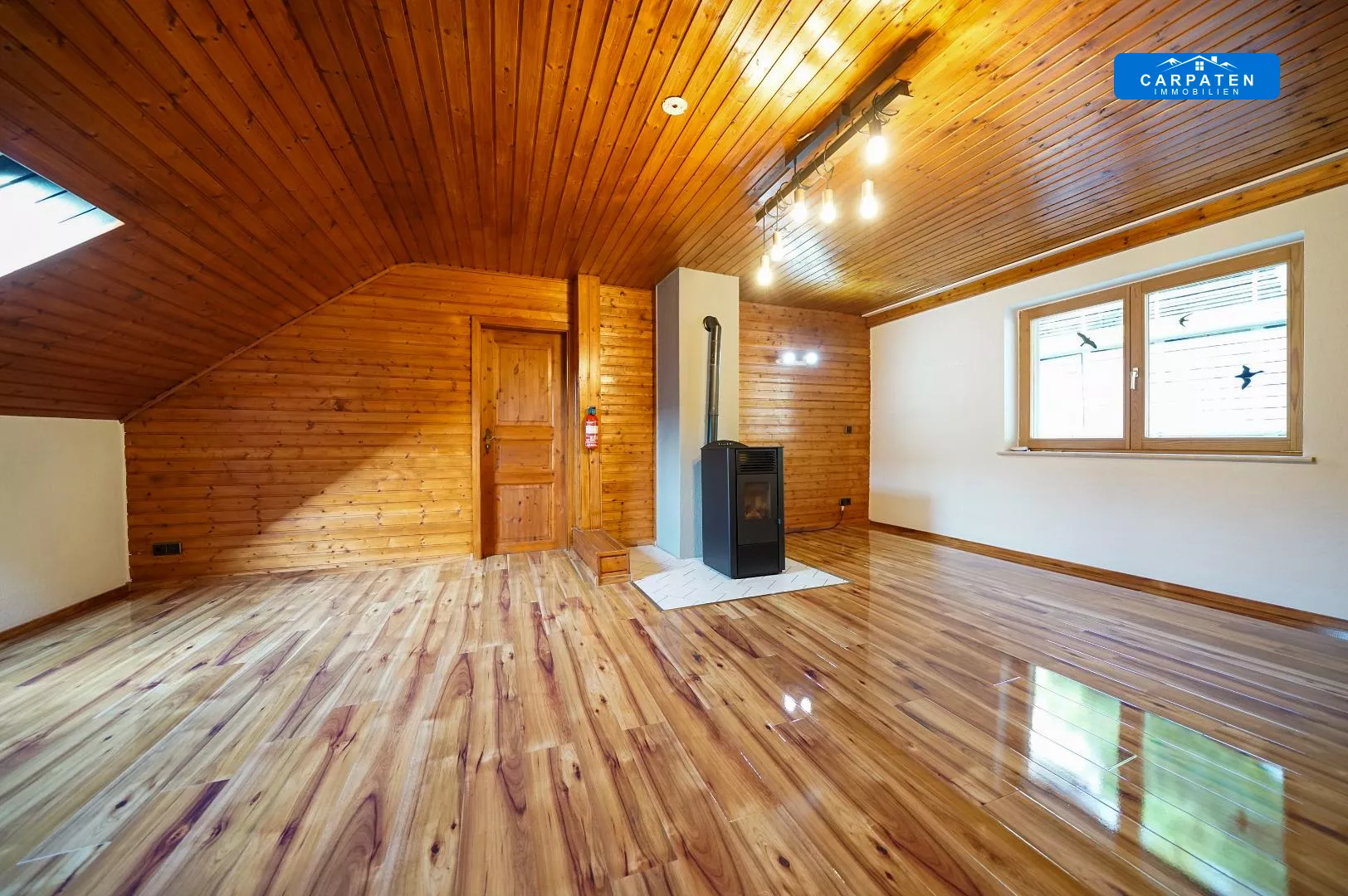 Schlafzimmer mit Holzofen DG