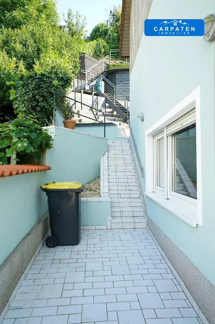 Nebeneingang Terrasse und Garten