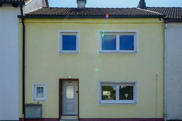 Reihenmittelhaus mit Einbauküche, Terrasse, Keller & 3 Garagen in 84140 Gangkofen kaufen