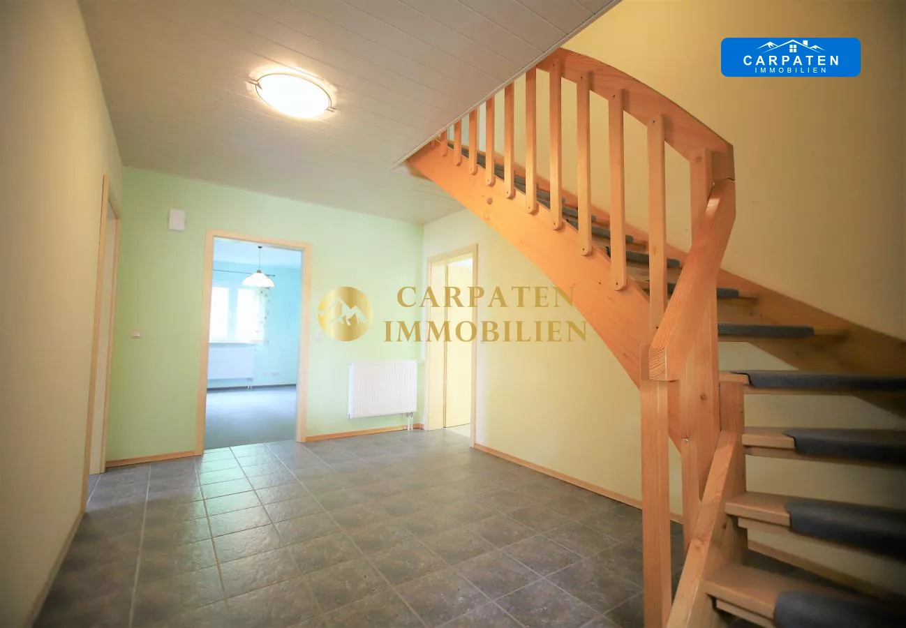 Eingangsbereich mit Holztreppe