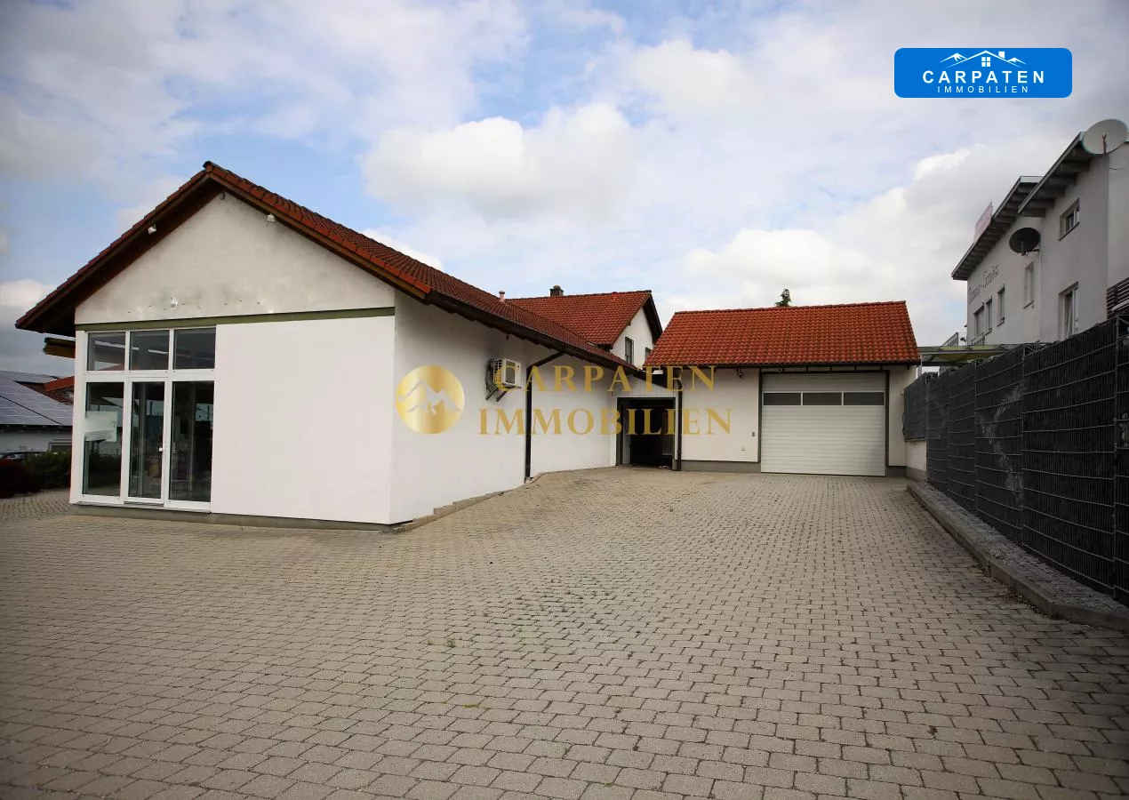 Hinterseite Gebäude mt Garage