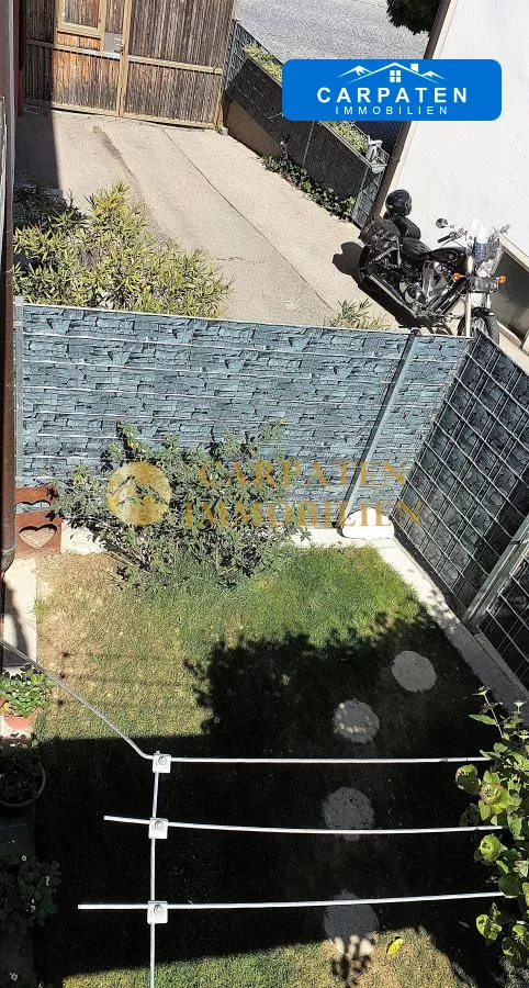 Ansicht Einfahrt und Garten