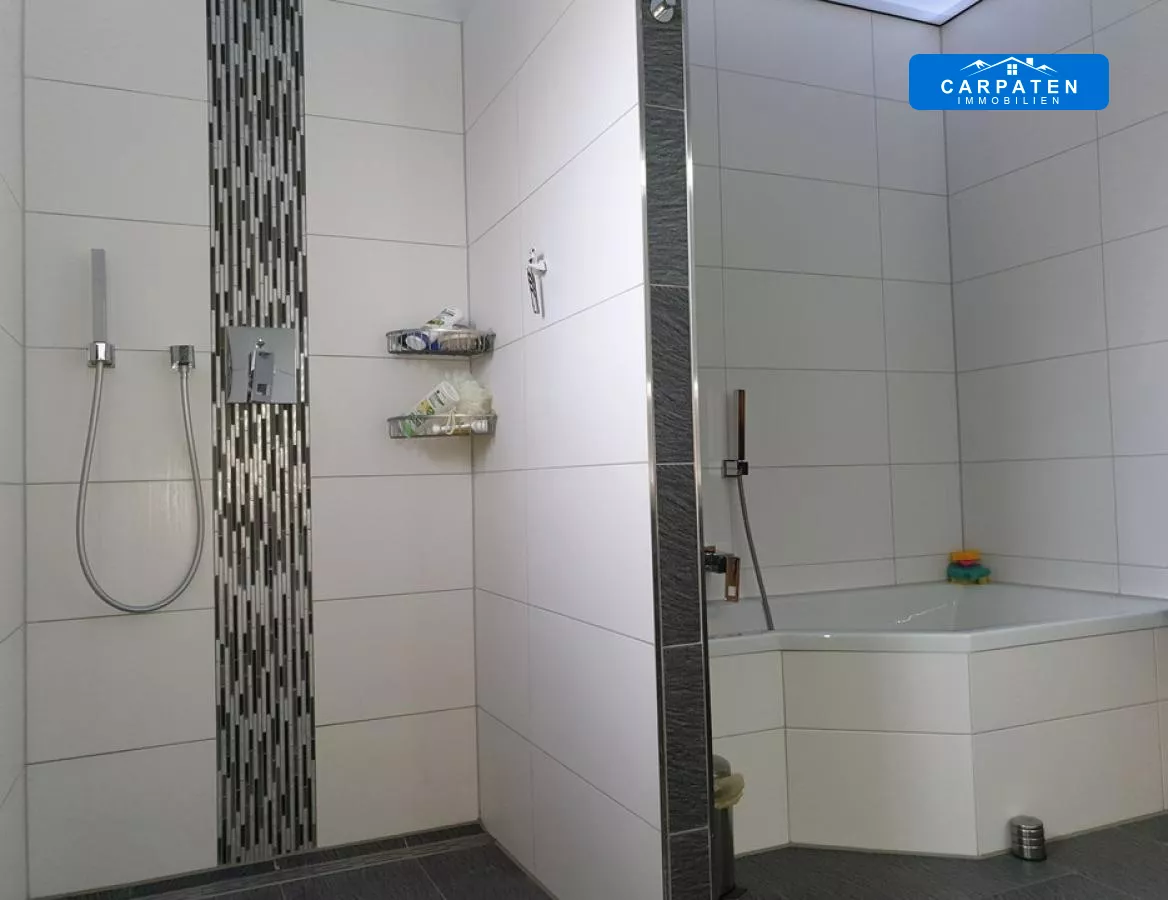 Badezimmer mit Wanne und Dusch