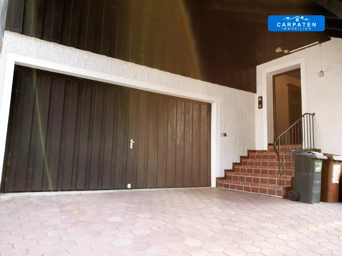 Hauseingang-Doppelgarage