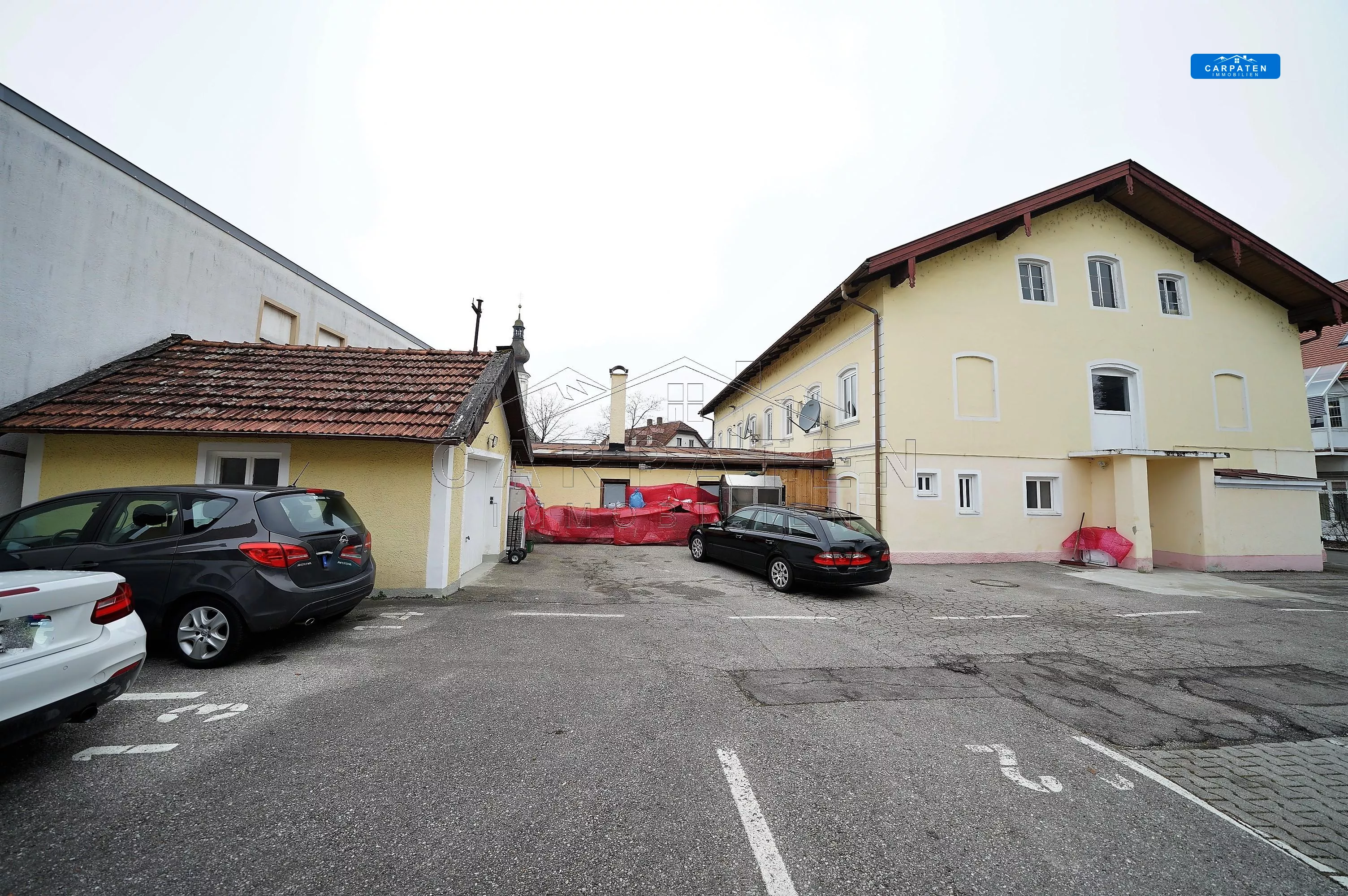 Hinterhof mit Stellplätzen