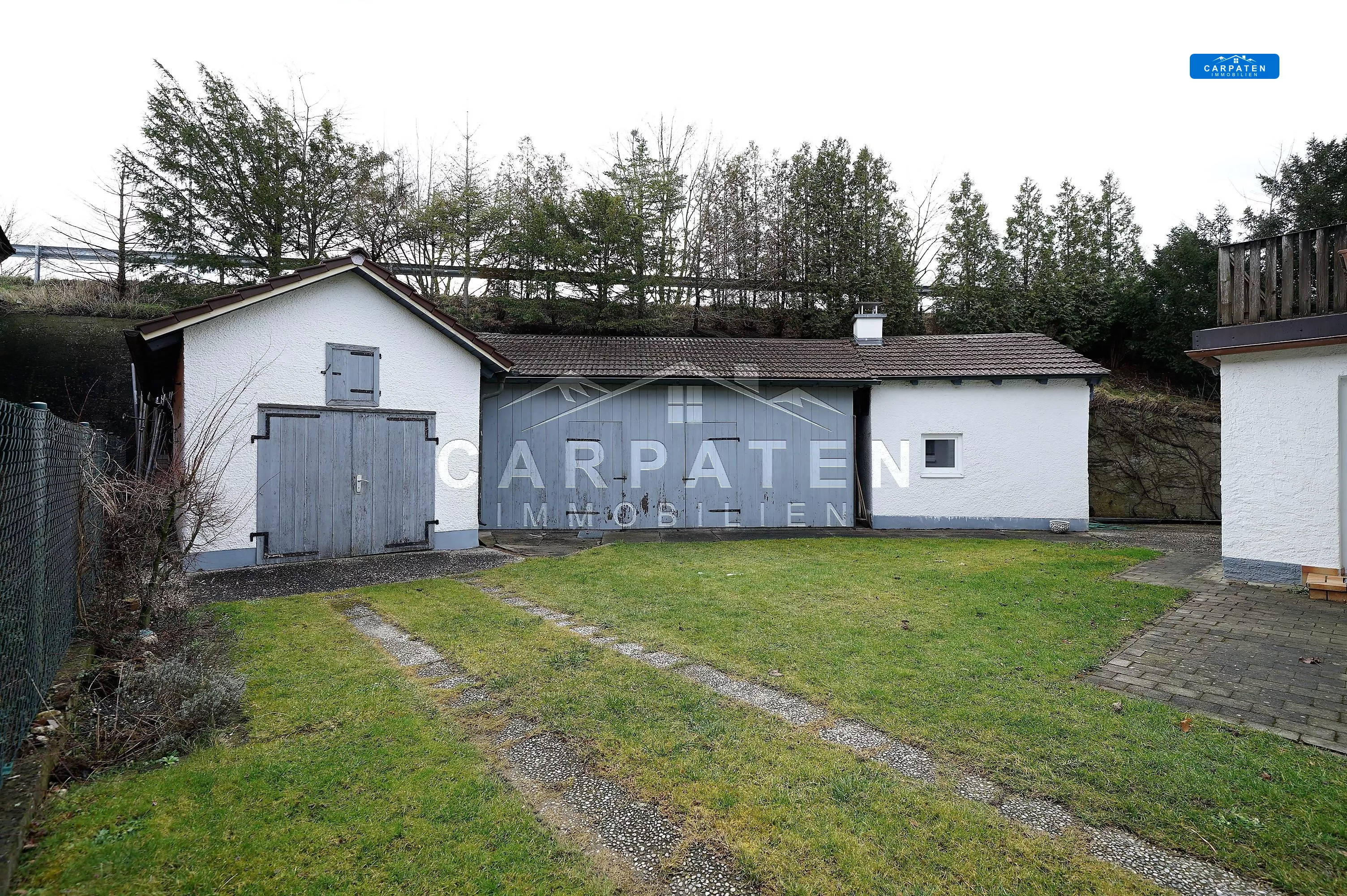 Ansicht Garage und Schuppen
